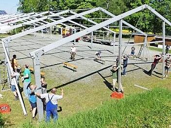 20 Männer richteten bereits das Festzelt der Firma Wiesel aus Thurnau auf und verlegten fachgerecht den Holzboden.  Foto: Klaus-Peter Wulf