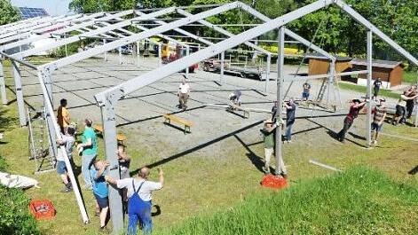 20 Männer richteten bereits das Festzelt der Firma Wiesel aus Thurnau auf und verlegten fachgerecht den Holzboden.  Foto: Klaus-Peter Wulf