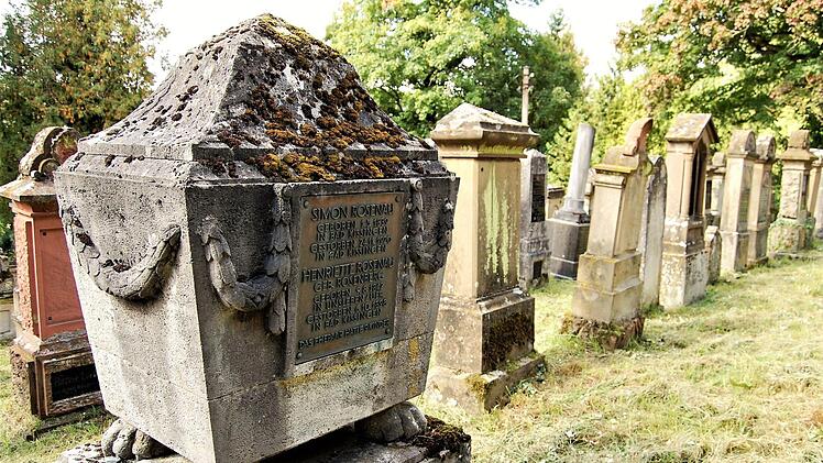 Eher christlich als jüdisch, wie hier das Grabmal des Ehepaares Simon und Henriette Rosenau, wirken jüngere Grabstellen des Friedhofs.