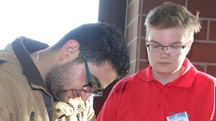 Ali Jirudi (20) ließ sich von Maryann Jannek in die Geheimnisse des Metallbaus einweisen.  Foto: Sonny Adam