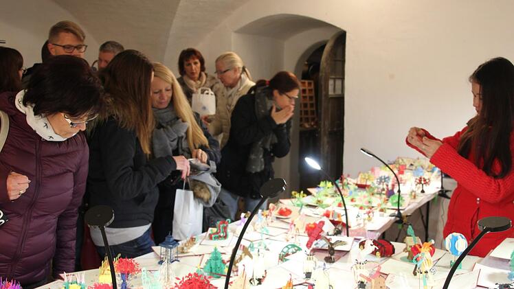 Papier - kunstvoll bearbeitet.