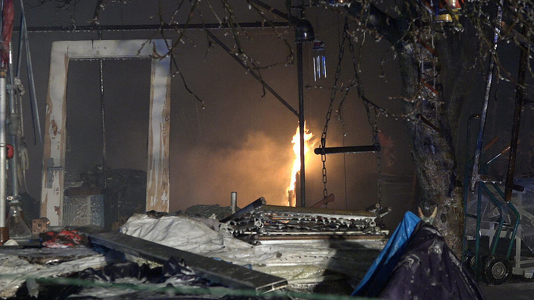 Tragödie in Mittelfranken: 56-Jähriger und seine zwei Hunde sterben bei Feuer in Gartenlaube