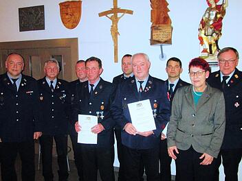 Für 40 Jahre Dienst erhielten Gerd Mützel und Martin Schaupp (vorne von links) die goldene Ehrennadel. "Silber" für 25 Dienstjahre gab es für Peter Stöth, Andreas Schaupp, Matthias Lömmer und Helmut Heid (hintere Reihe von links) Bürgermeister Peter Hart, KBR Metz und Vize-Landrätin Monika Horcher gratulierten.  Fotos: Winfried Ehling