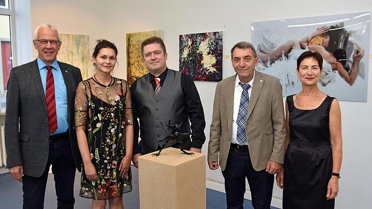 Im "Kunsthaus" in Haßfurt wurde eine neue Ausstellung eröffnet. Unser Bild zeigt (von links) Bürgermeister Günther Werner, die Malerin Olga Liashenko, den Künstler Olaf Schönherr, den stellvertretenden Landrat Oskar Ebert und die Kulturbeauftragte des Landkreises, Renate OrtloffUlrike Langer