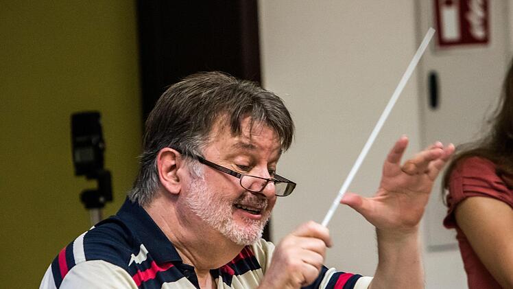 Probenendspurt für das Open-Air-Konzert am Sonntag im Freibad Neustadt: Hans Stähli dirigiert das Orchester der Musikfreunde Neustadt.Foto: Jochen Berger