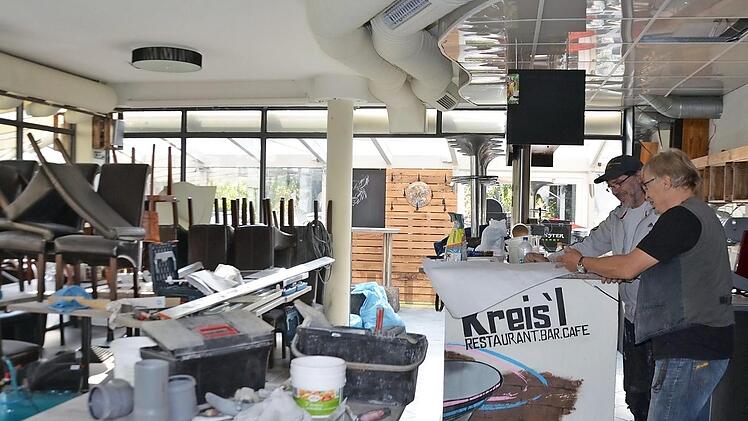 Großbaustelle "Kreis'l": Jürgen Rissmann (rechts) bespricht die weitere Vorgehensweise.  Fotos: Bernhard Panzer