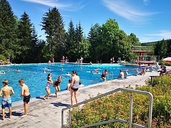 Die Öffnungszeiten des Bischofsheimer Freibades werden ab sofort reduziert. Das Freibad öffnet nur noch von 13 bis 18 Uhr. Foto: Marion Eckert