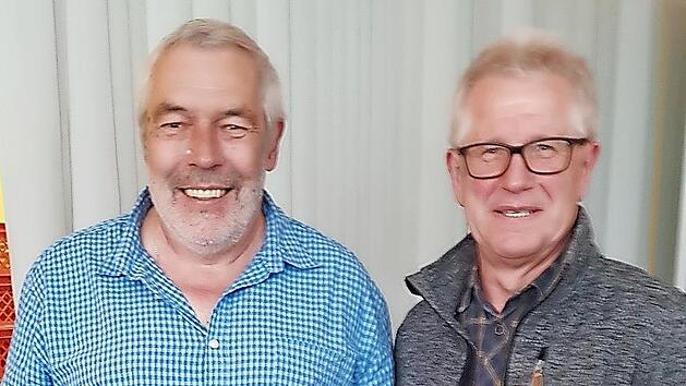 Peter Wilm , Vorsitzender derSiedlergemeinschaft, übergibt die Spende an Detlef Kosow.