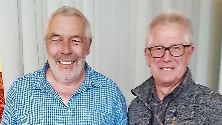 Peter Wilm , Vorsitzender derSiedlergemeinschaft, übergibt die Spende an Detlef Kosow.