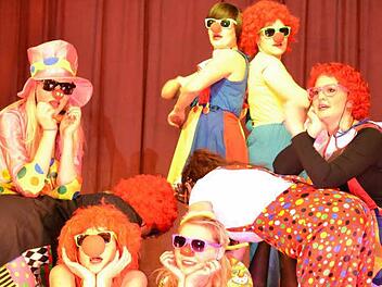 Zirkusatmosphäre zauberten die Damenfußballerinnen auf die Ramsthaler Faschingsbüühne. Fotos: Andreas Lomb