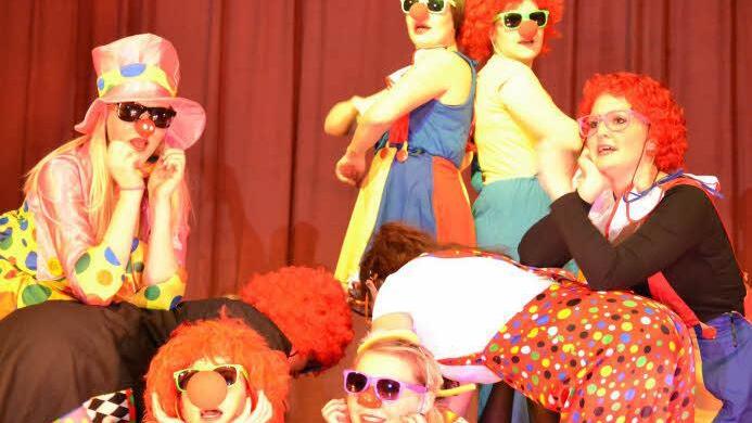 Zirkusatmosphäre zauberten die Damenfußballerinnen auf die Ramsthaler Faschingsbüühne. Fotos: Andreas Lomb