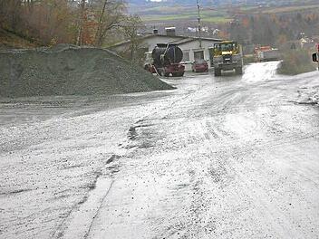 Im Bereich des Steinbruchs der Hartsteinwerke Schicker ist die Straße ständig verschmutzt - ein großes Thema bei der Bürgerversammlung in Stadtseinach. Fotos: Klaus-Peter Wulf