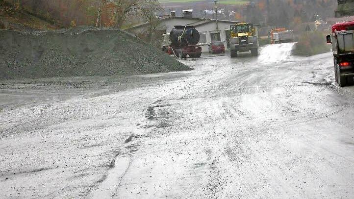 Im Bereich des Steinbruchs der Hartsteinwerke Schicker ist die Straße ständig verschmutzt - ein großes Thema bei der Bürgerversammlung in Stadtseinach. Fotos: Klaus-Peter Wulf