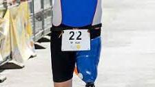Der beinamputierte Markus Steckmeier von der DLRG Ludwigshafen im Ziel.