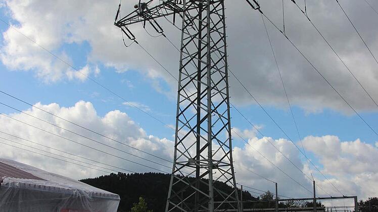 Gebäude und Gelände sind abgedeckt, wenn die Männer hoch auf dem Mast arbeiten.