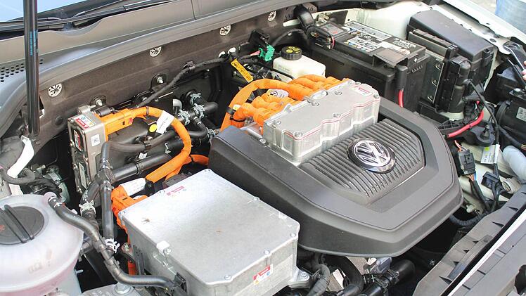 Der Motor des Test-Elektroautos des Landratsamts.
