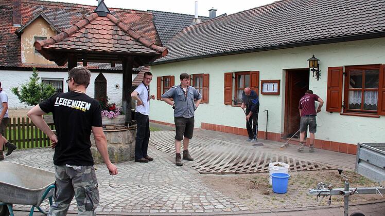 Eine Gruppe pflasterte als Dankeschön vor dem Gemeindehaus in Haid. Foto: Johanna Blum