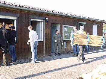 Vor dem Abriss wird die alte Holzhütte von den Vereinsmitgliedern ausgeräumt. Foto: Pauline Lindner