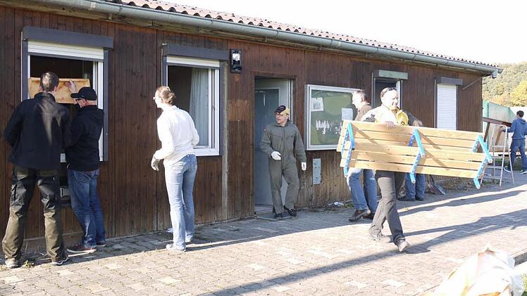 Vor dem Abriss wird die alte Holzhütte von den Vereinsmitgliedern ausgeräumt. Foto: Pauline Lindner