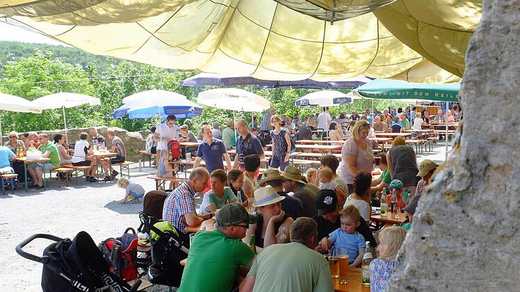 Viel Beachtung fand die Ausstellung der RK Machtilshausen im Julius-Echter-Saal, wo Pokale, Feldpost und Informationen zur Bundeswehr gezeigt wurden. Foto: Gerd Schaar