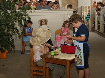 Einen lebendigen Festgottesdienst gab es in der Kirche, wo der Kindergarten nachgebaut und die Vorschulkinder das Leben im Kindergarten nachspielten. Foto: Michael Stelzner