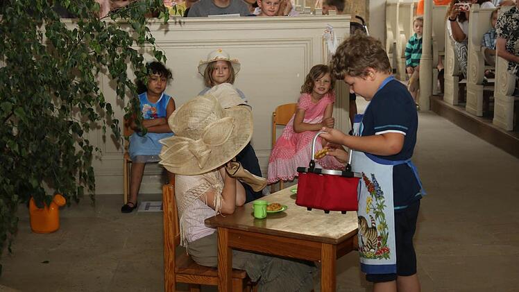 Einen lebendigen Festgottesdienst gab es in der Kirche, wo der Kindergarten nachgebaut und die Vorschulkinder das Leben im Kindergarten nachspielten. Foto: Michael Stelzner