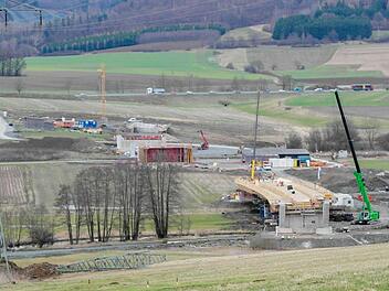 Drei Brücken, über die die Ortsumgehung Stadtsteinach künftig geführt wird, sind derzeit im Bau. Im Hintergrund die Bundesstraße 289, die bei der Abzweigung nach Kupferberg in die B 303 mündet. Fotos: Peter Müller