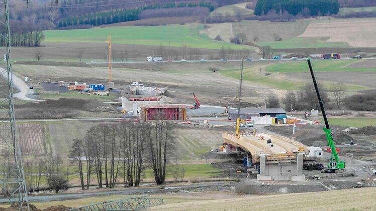 Drei Brücken, über die die Ortsumgehung Stadtsteinach künftig geführt wird, sind derzeit im Bau. Im Hintergrund die Bundesstraße 289, die bei der Abzweigung nach Kupferberg in die B 303 mündet. Fotos: Peter Müller