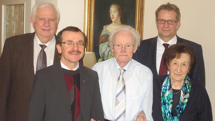 Das Jubelpaar Kurt und Maximiliane H&auml;nel mit (von links)  stellvertretendem  Landrat Johann Pfister, Pfarrer Walter Ries,  B&uuml;rgermeister Thilo Wagner.p