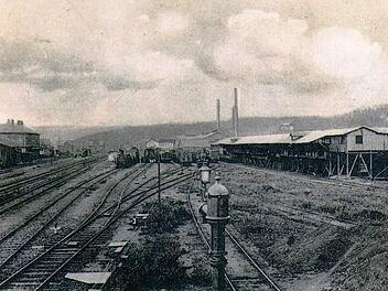 Eine über 100 Meter lange Kohlenverladeanlage prägte 1904 den Stockheimer Bahnhof.    Repro: Gerd Fleischmann