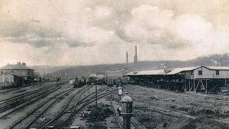 Eine über 100 Meter lange Kohlenverladeanlage prägte 1904 den Stockheimer Bahnhof.    Repro: Gerd Fleischmann