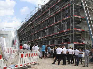 Die Sektgläser waren bereits leer als es die Infos zum Neubau gab. Nach zwei kurzen Grußworten durfte man wieder auf den Bau trinken.