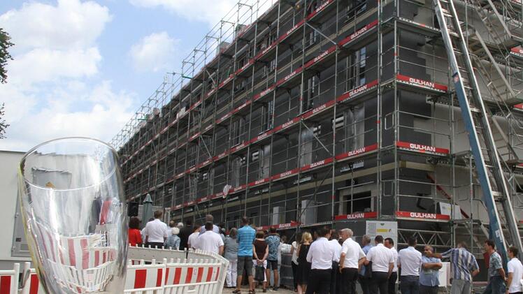 Die Sektgläser waren bereits leer als es die Infos zum Neubau gab. Nach zwei kurzen Grußworten durfte man wieder auf den Bau trinken.