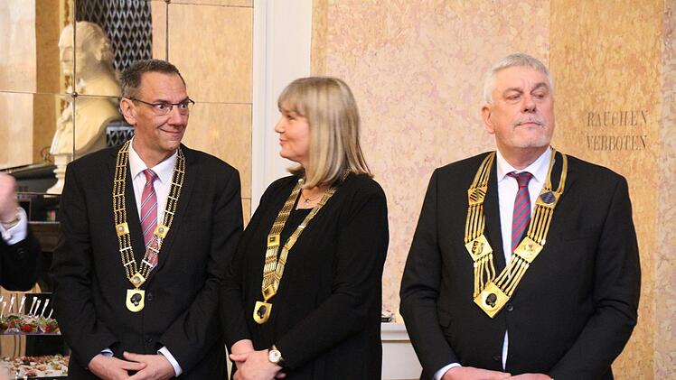 Ei, guck! Die Bürgermeister Thomas Nowak, Birgit Weber und OB Norbert Tessmer. Foto: Simone Bastian