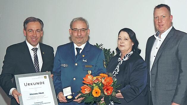 Landrat Alexander Tritthart (links) überreicht Michel Haas Ehrenzeichen und Urkunde im Beisein von Lebensgefährtin Cornelia Rettenberger und Bubenreuths Bürgermeister Norbert Stumpf (rechts). Foto: privat