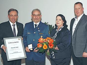 Landrat Alexander Tritthart (links) überreicht Michel Haas Ehrenzeichen und Urkunde im Beisein von Lebensgefährtin Cornelia Rettenberger und Bubenreuths Bürgermeister Norbert Stumpf (rechts). Foto: privat
