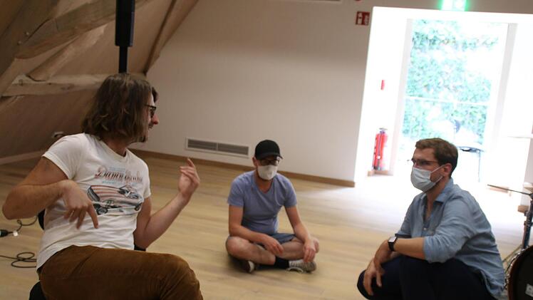 Benjamin Haupt (rechts) im Gespräch mit den Dozenten Benedikt Schlereth (li) und Achim Gössl. Foto: Hilmar Ruppert