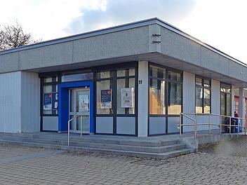 Die alte VR-Bank gegenüber dem Rathaus hat Oerlenbach gekauft. Über die Nutzung der Räume bestimmt in einer späteren Sitzung der Gemeinderat. Bürgermeister Nico Rogge lobt den barrierefreien Zugang zum ehemaligen Bankgebäude.