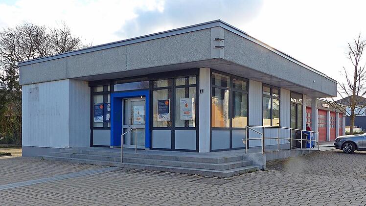 Die alte VR-Bank gegenüber dem Rathaus hat Oerlenbach gekauft. Über die Nutzung der Räume bestimmt in einer späteren Sitzung der Gemeinderat. Bürgermeister Nico Rogge lobt den barrierefreien Zugang zum ehemaligen Bankgebäude.