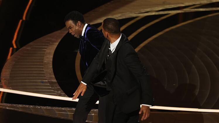 Bei der Oscar-Verleihung 2022 war Will Smith Gewinner und Verlierer: Erst ohrfeigte er Moderator Chris Rock (Bild), dann bekam er einen Oscar verliehen.