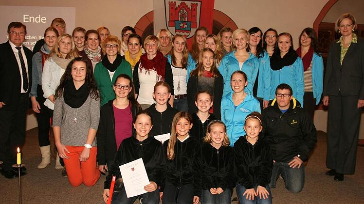 Die Mannschaftssportler mit den beiden Bürgermeistern.  Foto: Molitor