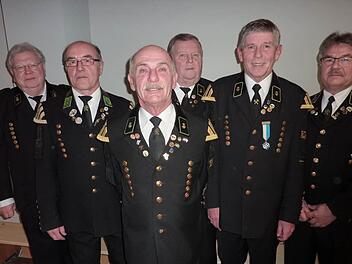 Außergewöhnliche Treue zur Bergmannskapelle bewiesen (von rechts): Dietmar Renk, Jürgen Zoller, Franz-Wilhelm Wachter, Gerwin Eidloth und Albrecht Renk.