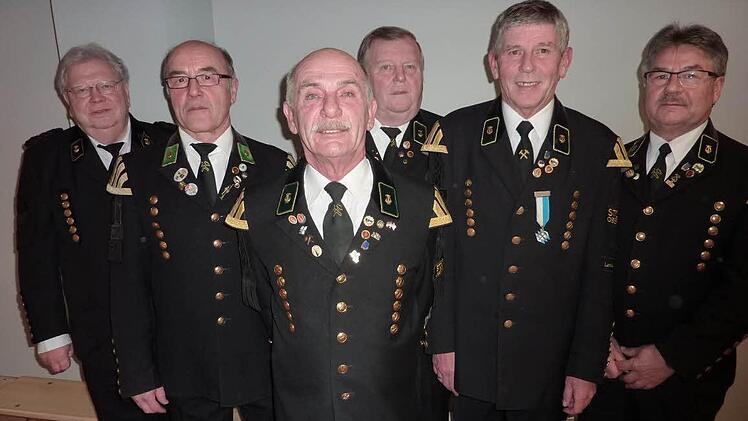 Außergewöhnliche Treue zur Bergmannskapelle bewiesen (von rechts): Dietmar Renk, Jürgen Zoller, Franz-Wilhelm Wachter, Gerwin Eidloth und Albrecht Renk.
