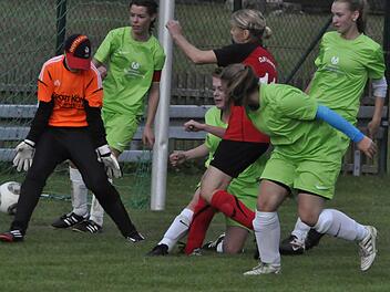 Eines ihrer beiden Final-Tore für die DJK Schondra erzielt hier Birgit Klaus. Das Nachsehen haben (von links) Torfrau Lisa Schuhmann, Sarah Emmert, Rebecca Emmert, Jana Schuhmann und Melissa Kalmund vom FC Thulba/Schönderling. Foto: Anja Schmitt