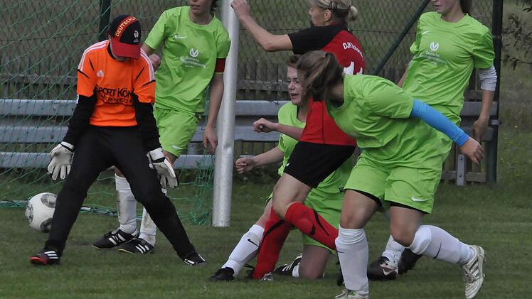 Eines ihrer beiden Final-Tore für die DJK Schondra erzielt hier Birgit Klaus. Das Nachsehen haben (von links) Torfrau Lisa Schuhmann, Sarah Emmert, Rebecca Emmert, Jana Schuhmann und Melissa Kalmund vom FC Thulba/Schönderling. Foto: Anja Schmitt