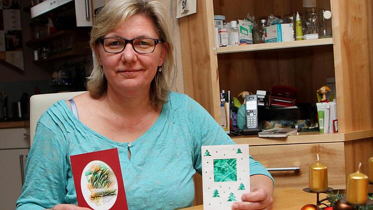 Heidi Bayer ist Ansprechpartnerin für Aphasiker im Landkreis Haßberge und schreibt hier ihre selbst gestalteten Karten.