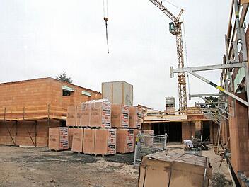 Noch ist das "Haus Rotmaintal" Baustelle. Schon im Mai 2016 sollen dort 60 Bewohner betreut werden. Foto: Alexander Hartmann