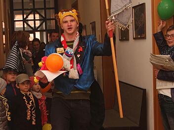Michael Werb vom FKE Eltmann stürmte mit den Kindern das Rathaus. Foto: Günther Geiling