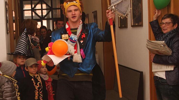 Michael Werb vom FKE Eltmann stürmte mit den Kindern das Rathaus. Foto: Günther Geiling