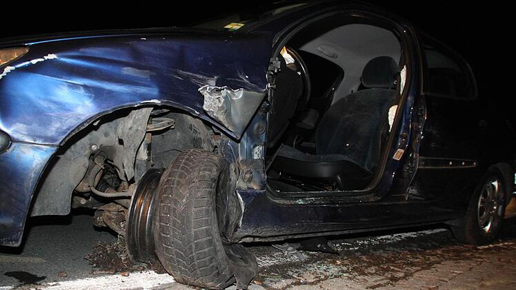 Der Fahrer des Seat war eingeklemmt und musste von der Feuerwehr befreit werden. Foto: Jürgen Gärtner